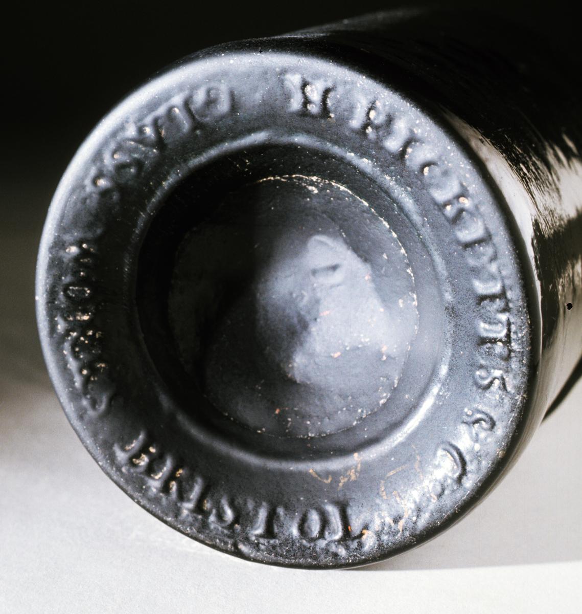 1973.0452.001 Bottle, Detail