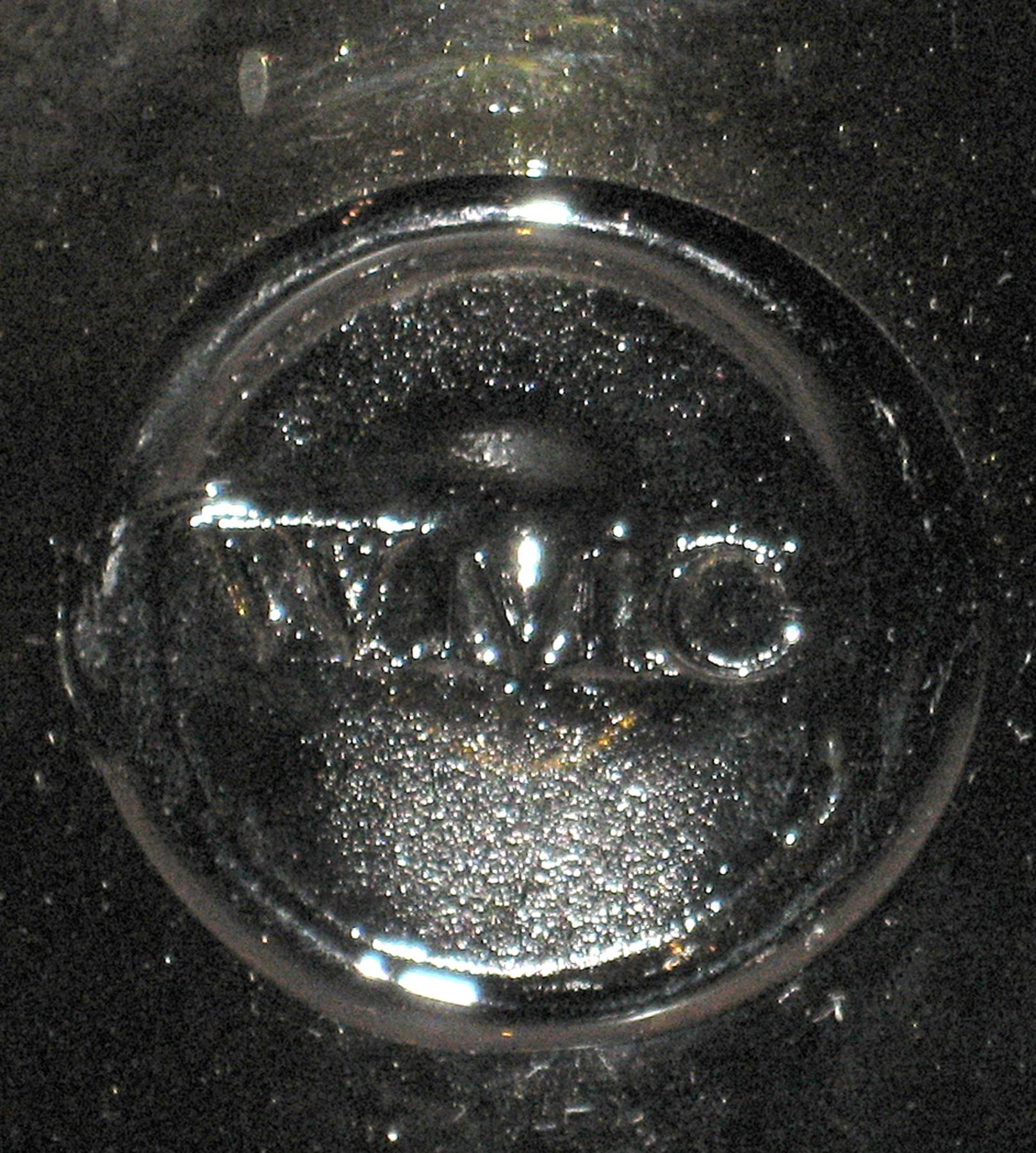1973.0452.001 Wine bottle (seal detail)