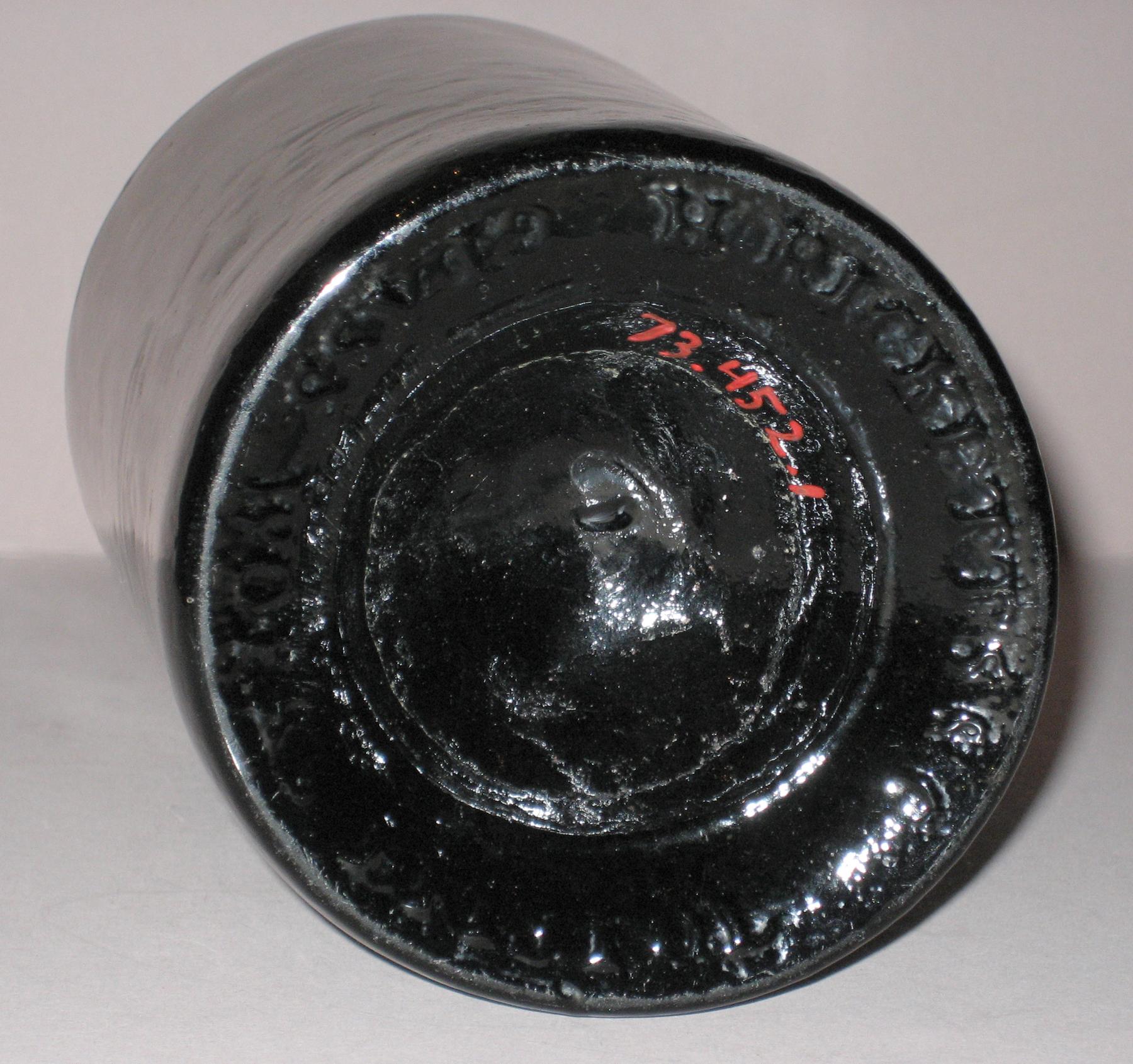 1973.0452.001 Wine bottle (bottom-mark)