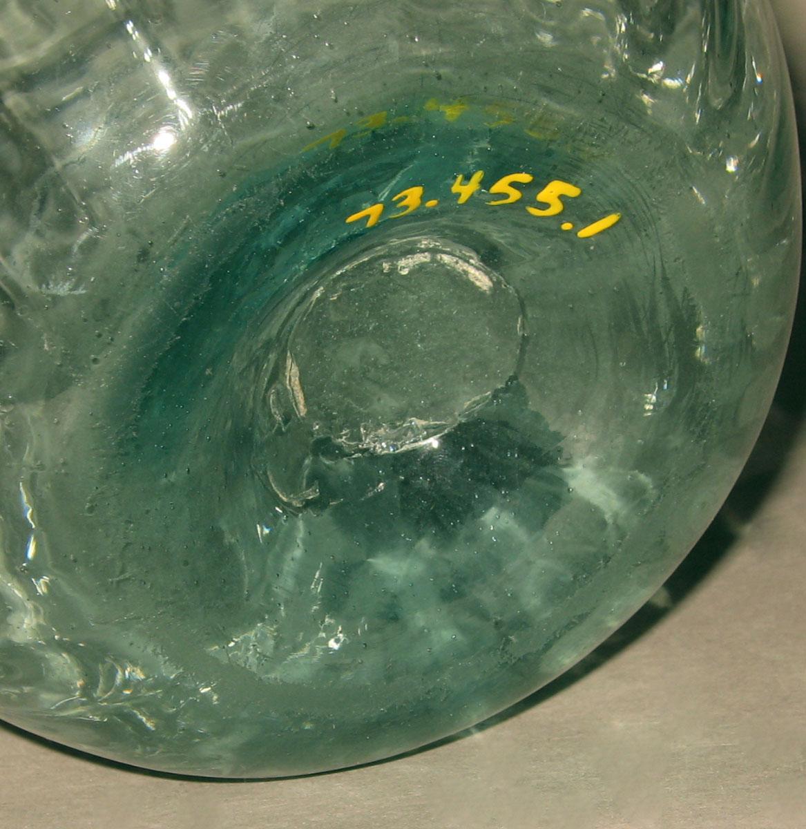 1973.0455.001 Glass bottle (underside)