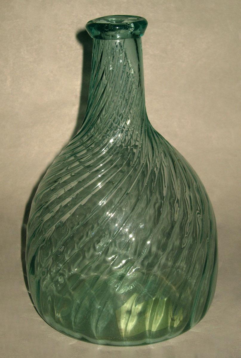 1973.0455.002 Glass bottle