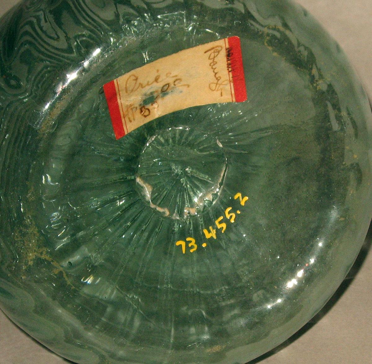 1973.0455.002 Glass bottle (underside)