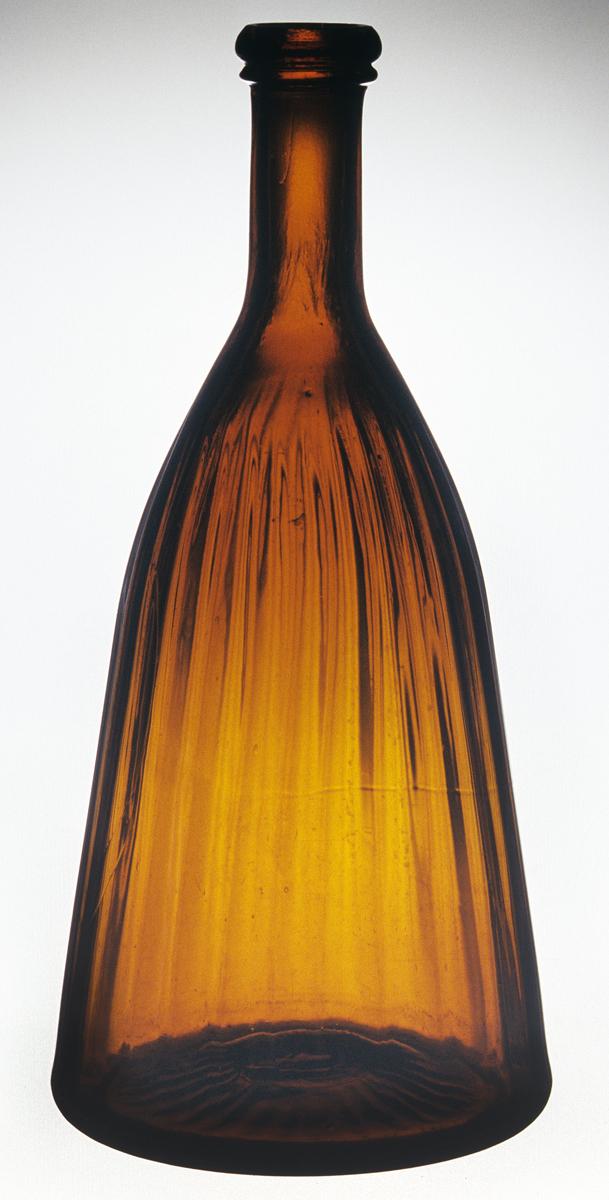 1973.0455.0003 Glass bottle