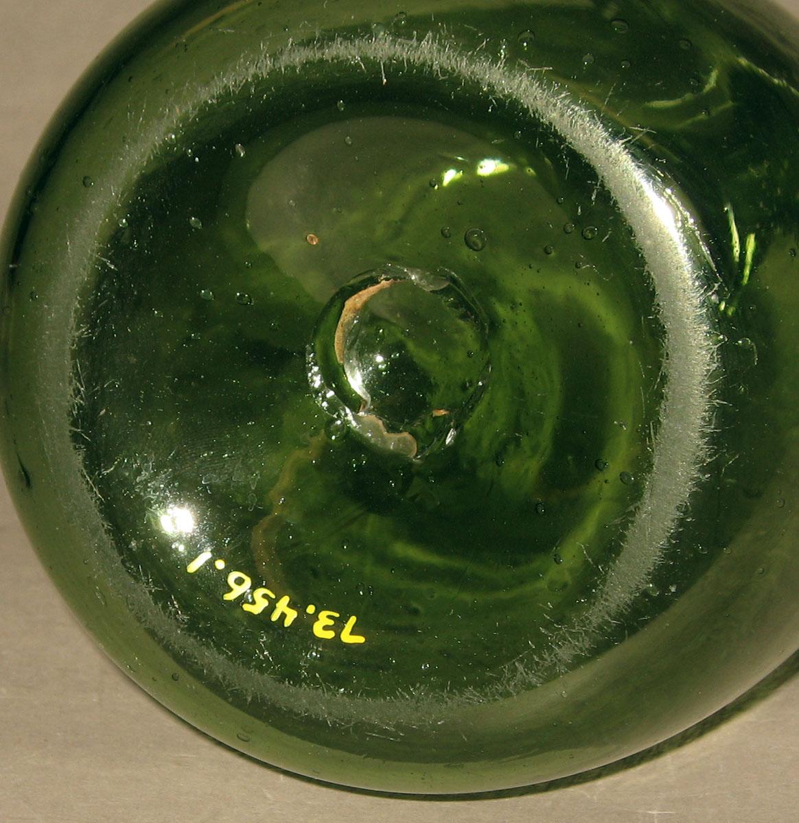 1973.0456.001 Glass bottle (underside)