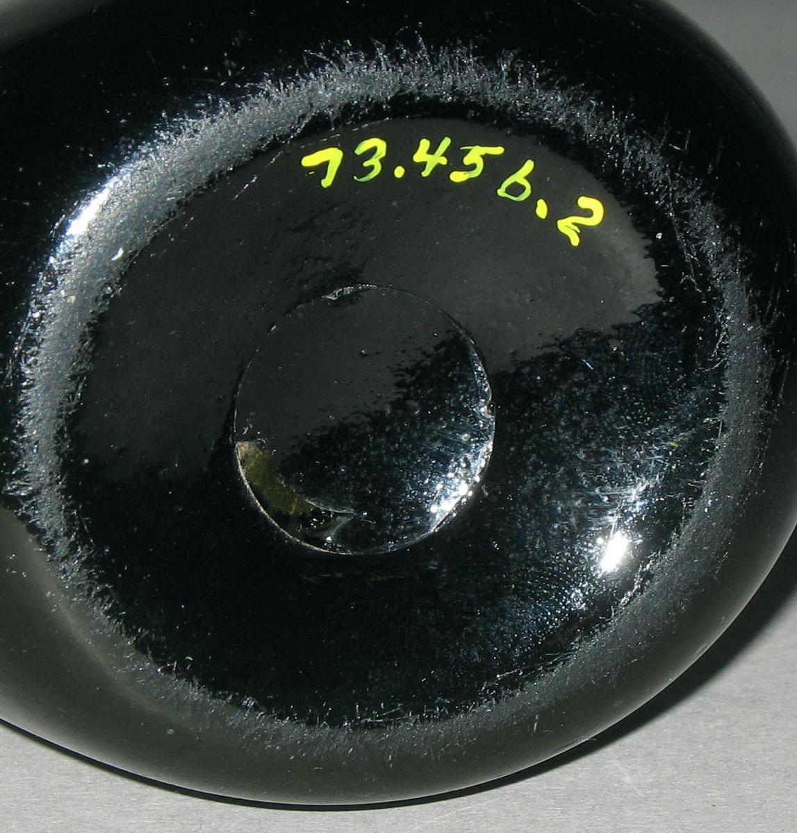 1973.0456.002 Glass bottle underside