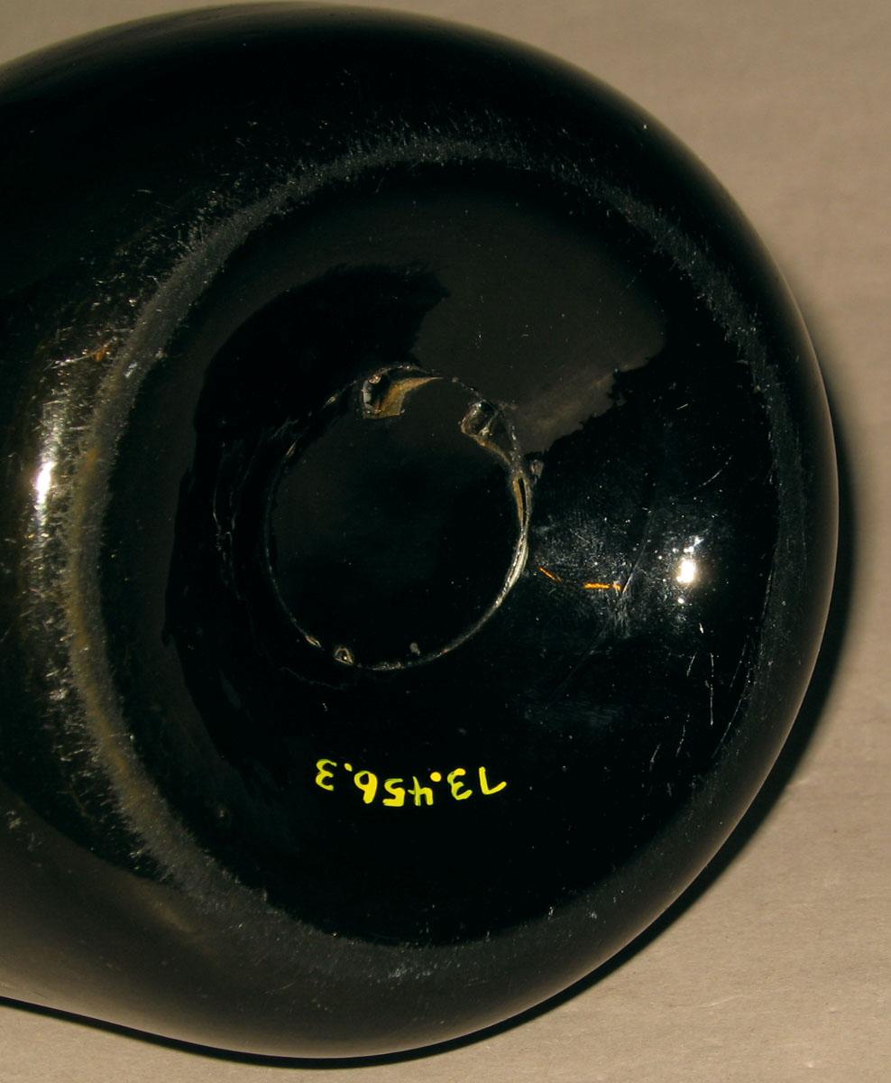 1973.0456.003 Glass bottle (underside)