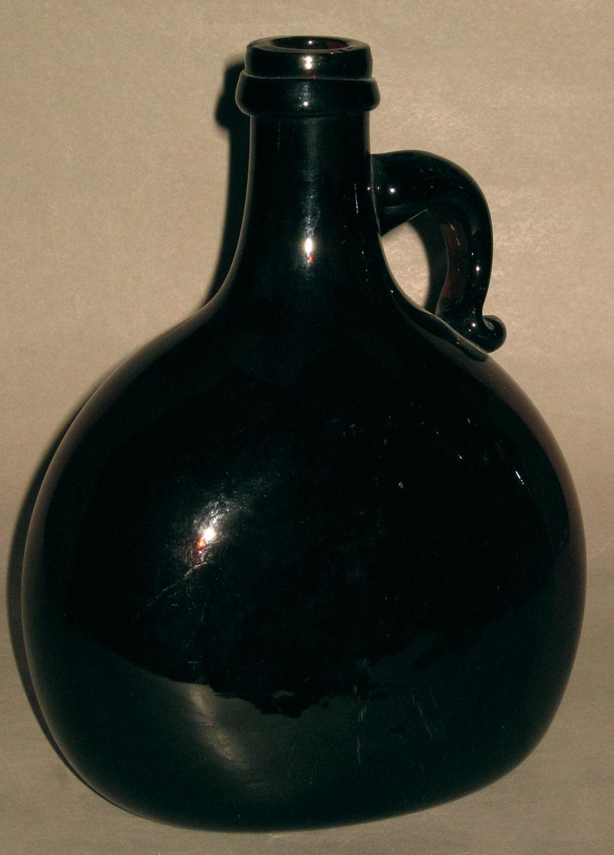 1973.0457.001 Glass bottle