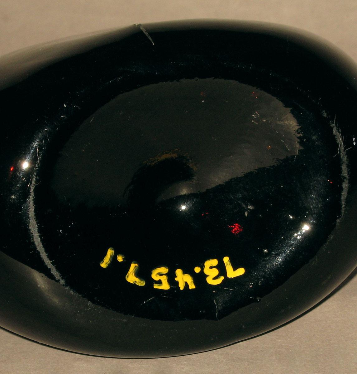 1973.0457.001 Glass bottle (underside)