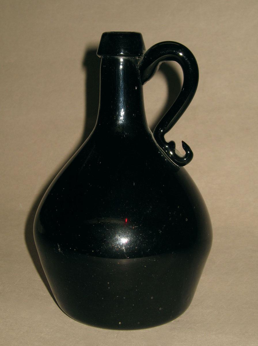 1973.0457.002 Glass bottle