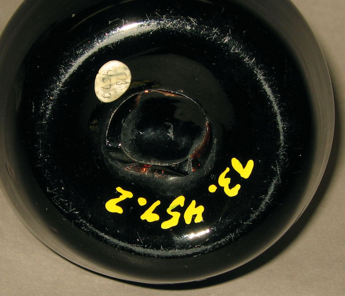 1973.0457.002 Glass bottle (underside)