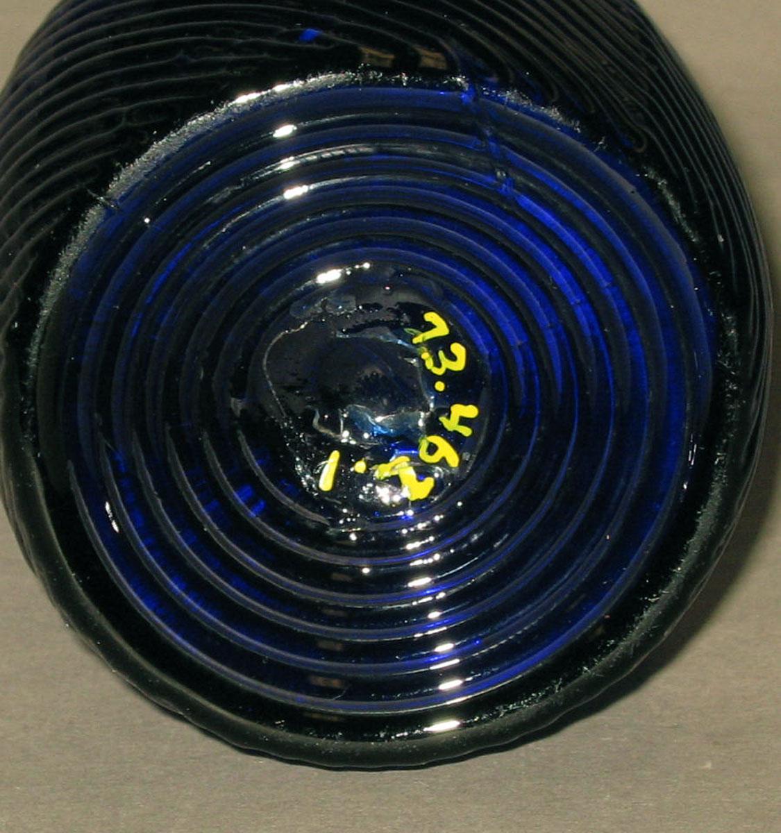 1973.0462.001 Glass bottle (underside)