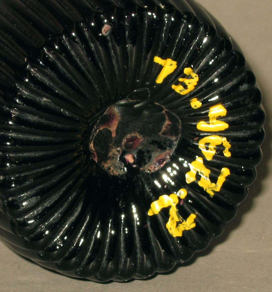 1973.0462.002 Glass bottle (underside)