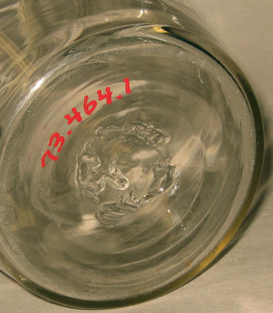 1973.0464.001 Glass jug (underside)