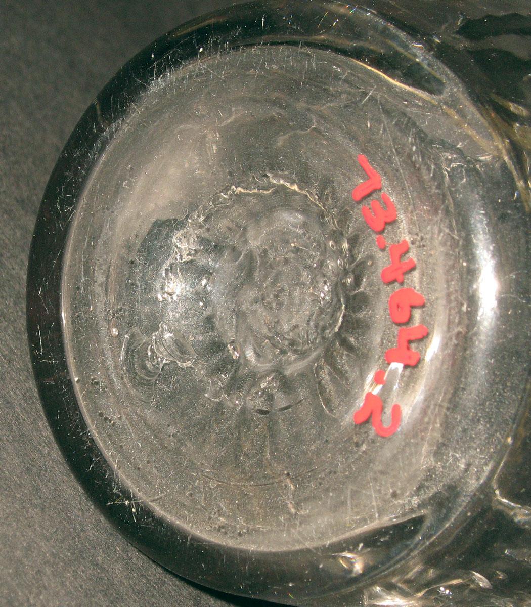 1973.0464.002 Glass jug (underside)