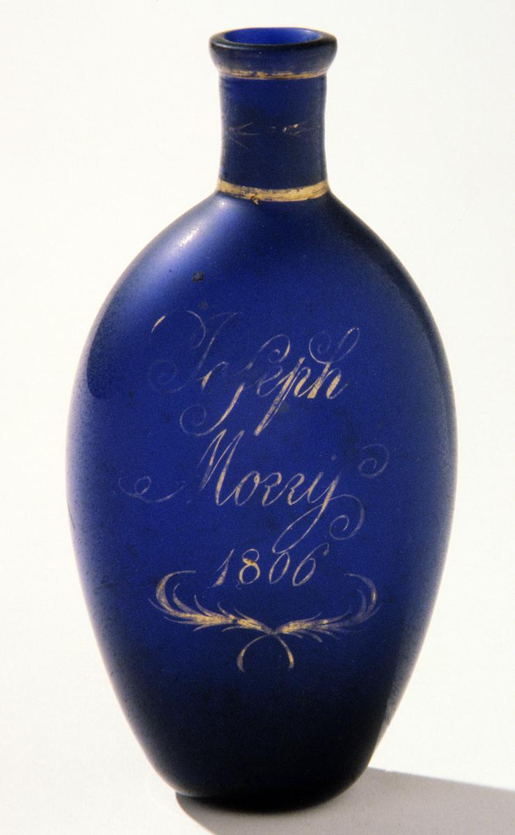 1973.0470 Blue glass flask (side 2)