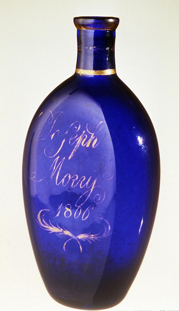 1973.0470 Blue glass flask (side 3)