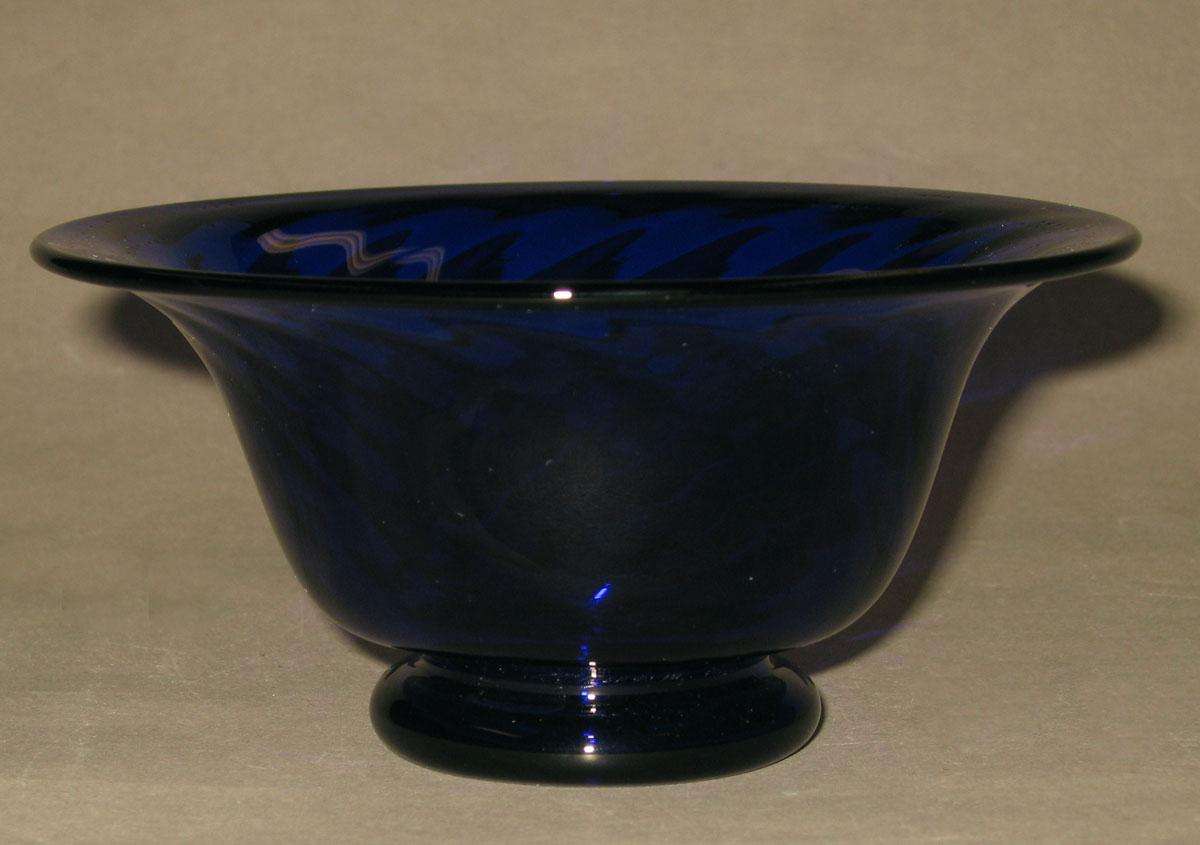 1973.0478.001 Blue glass bowl