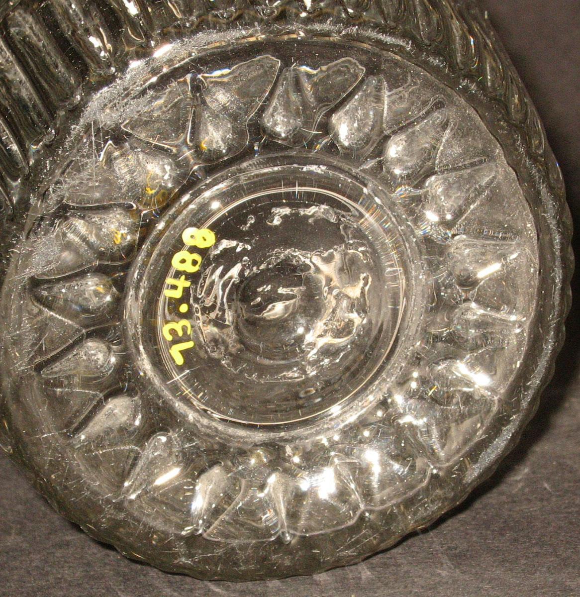 1973.0488 Glass tumbler (underside)