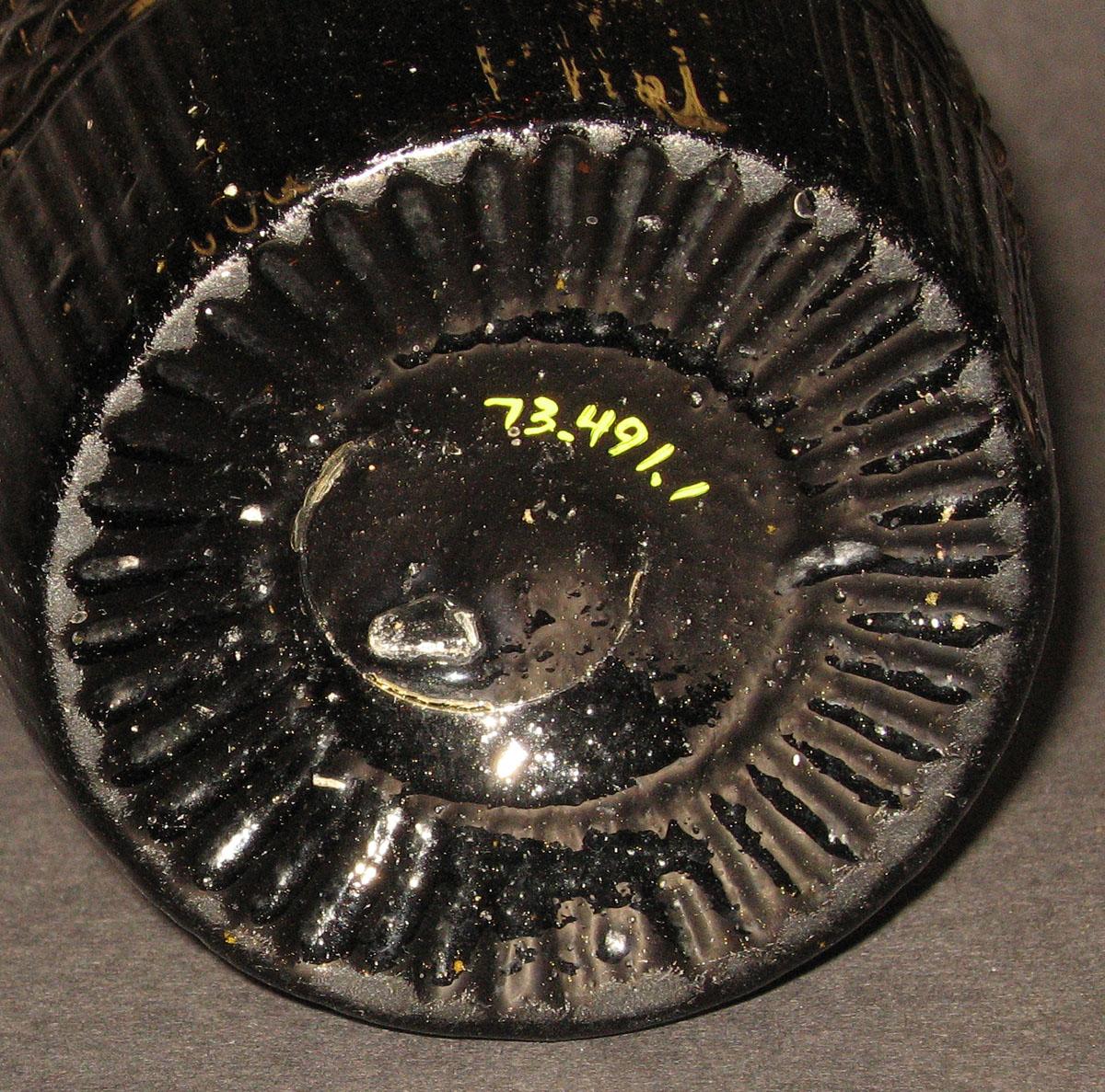 1973.0491.001 Glass decanter (underside)