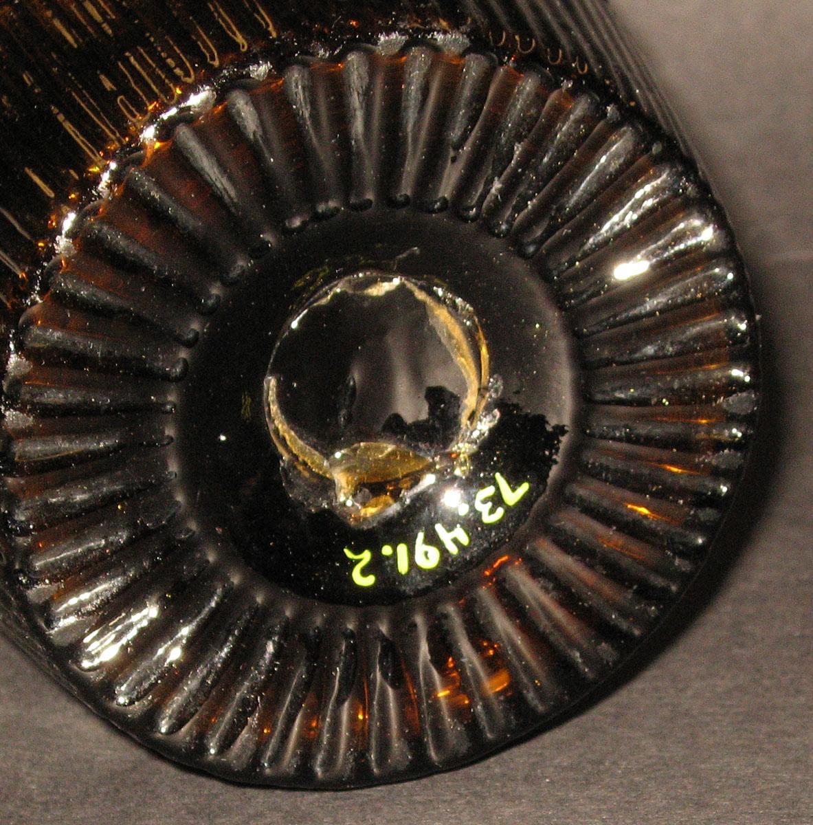 1973.0491.002 Glass decanter (underside)