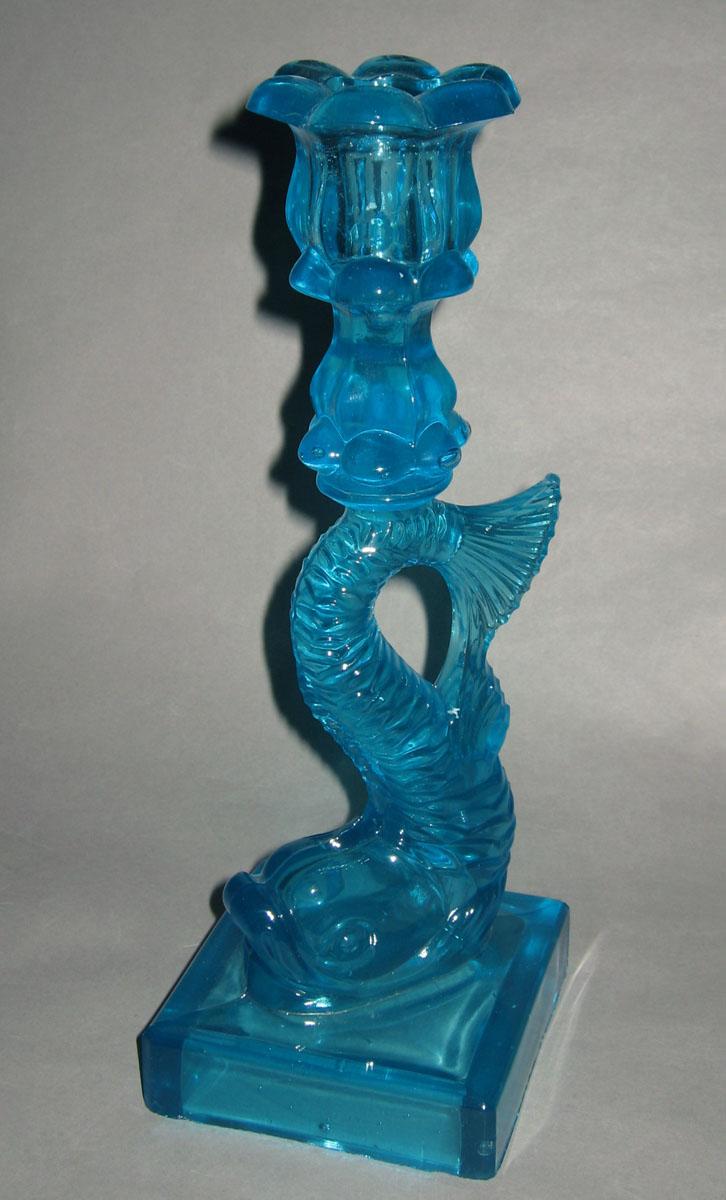 1973.0495.001 Blue glass dolphin candlestick