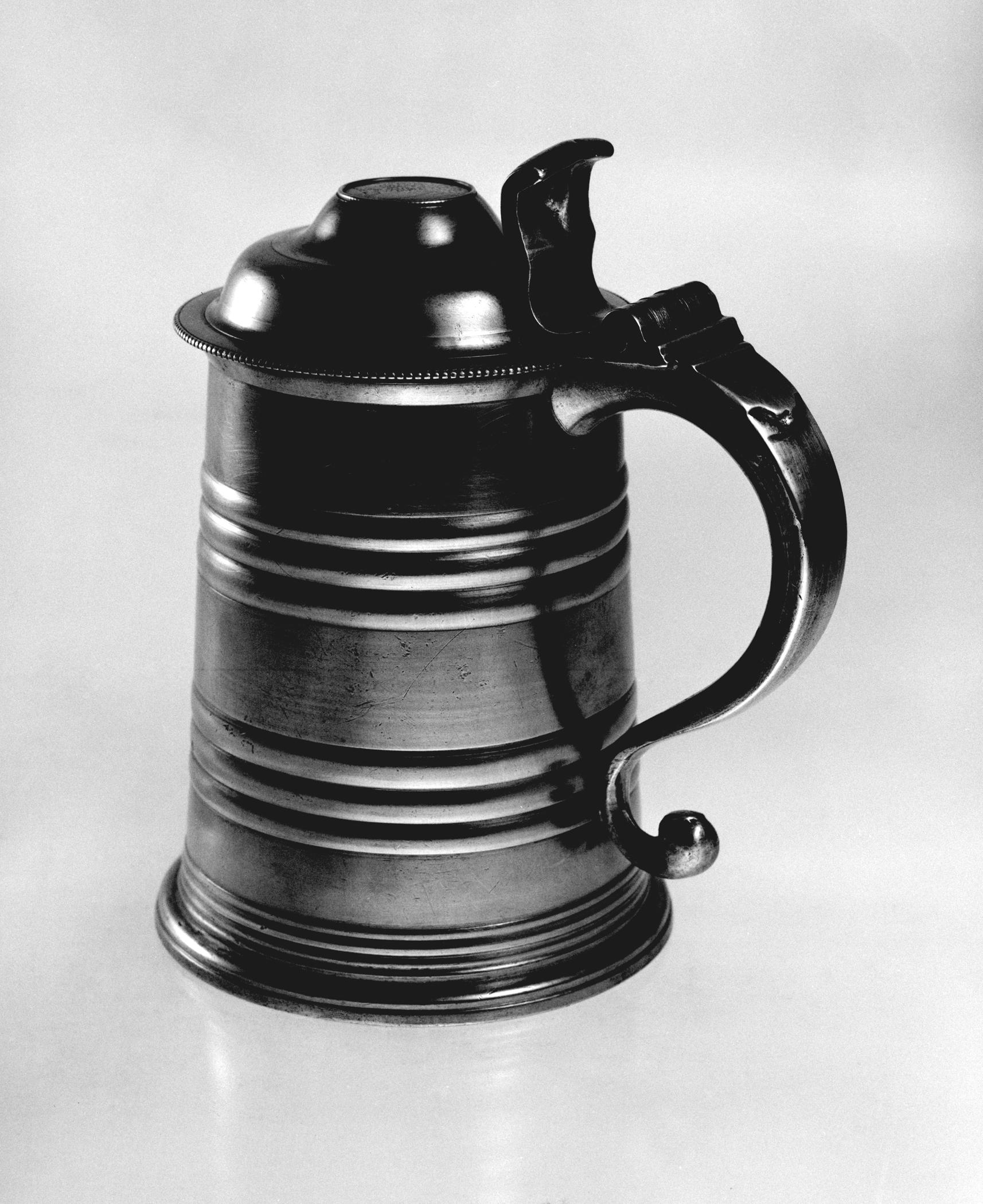 1952.0293 Pewter tankard (view 2)
