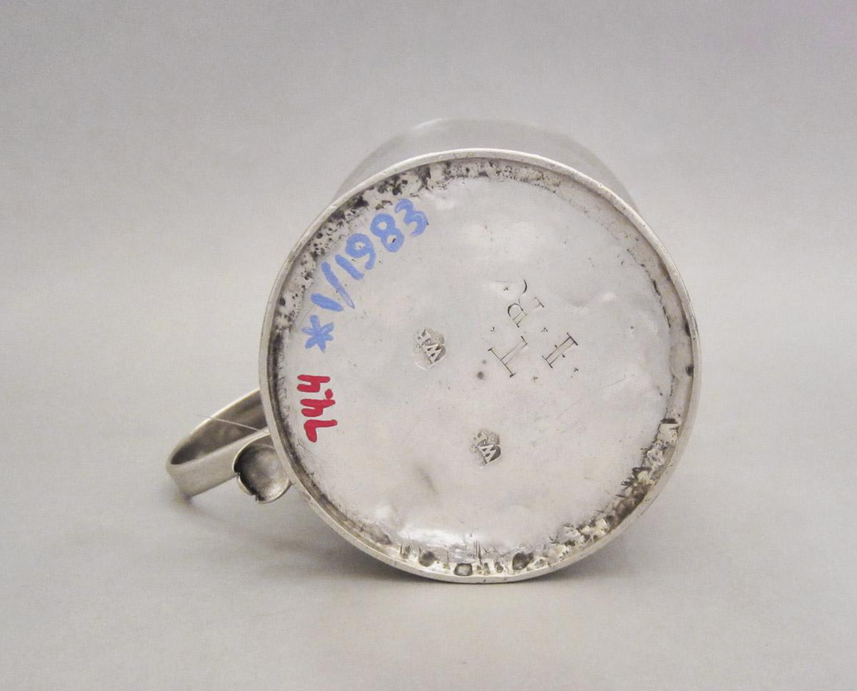 1974.0004 Cup, underside