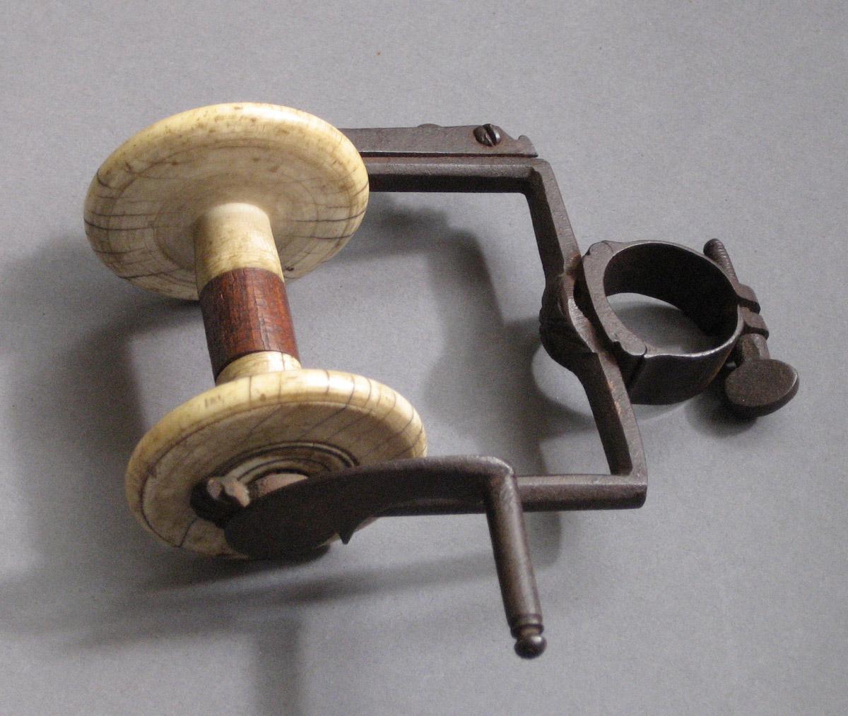 1974.0005 Fishing reel view 2