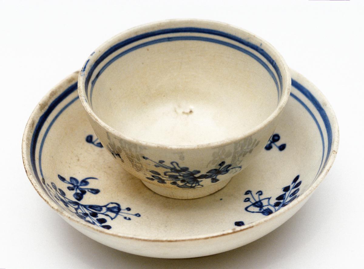 1974.0050.002 A, B Teabowl and saucer