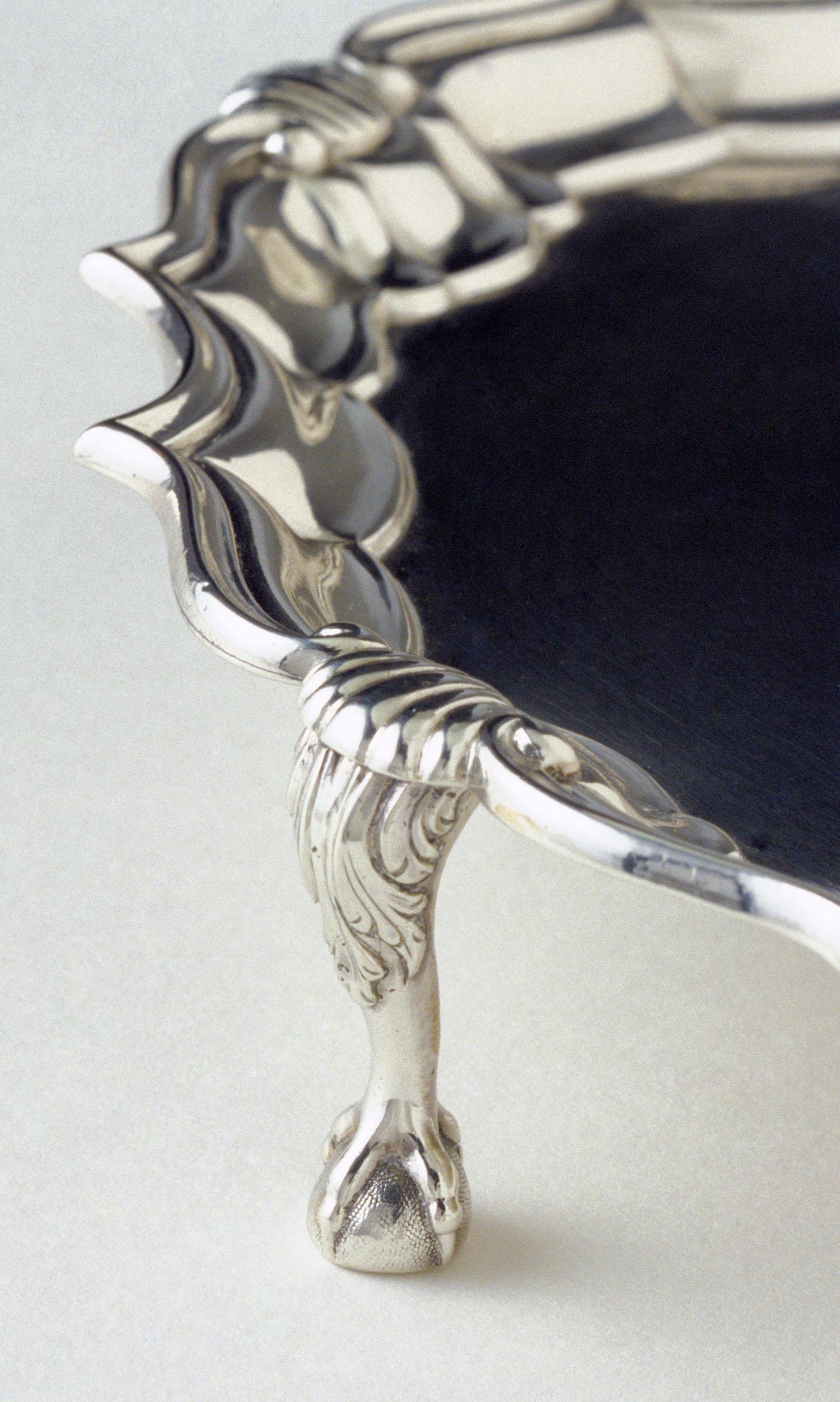 1951.0063 Salver, detail 1