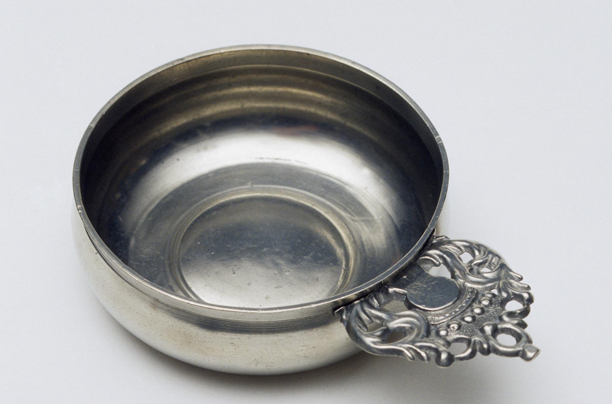 1974.0077 Pewter porringer