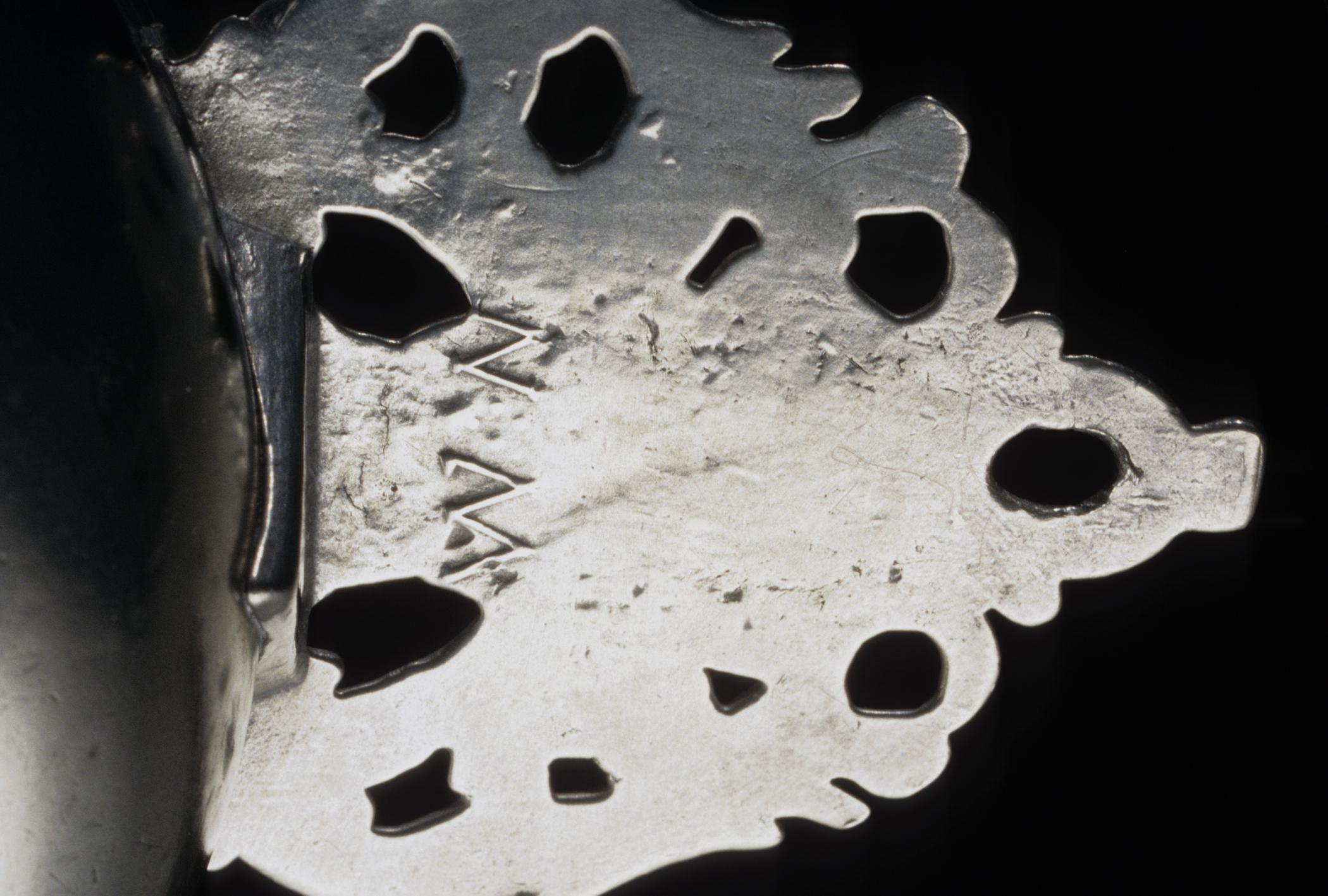1974.0077 Pewter porringer (mark)