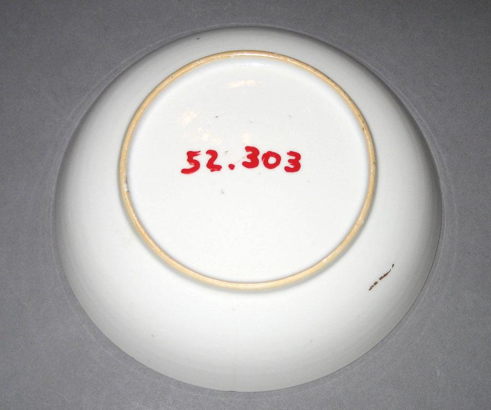 1952.0303 Saucer underside