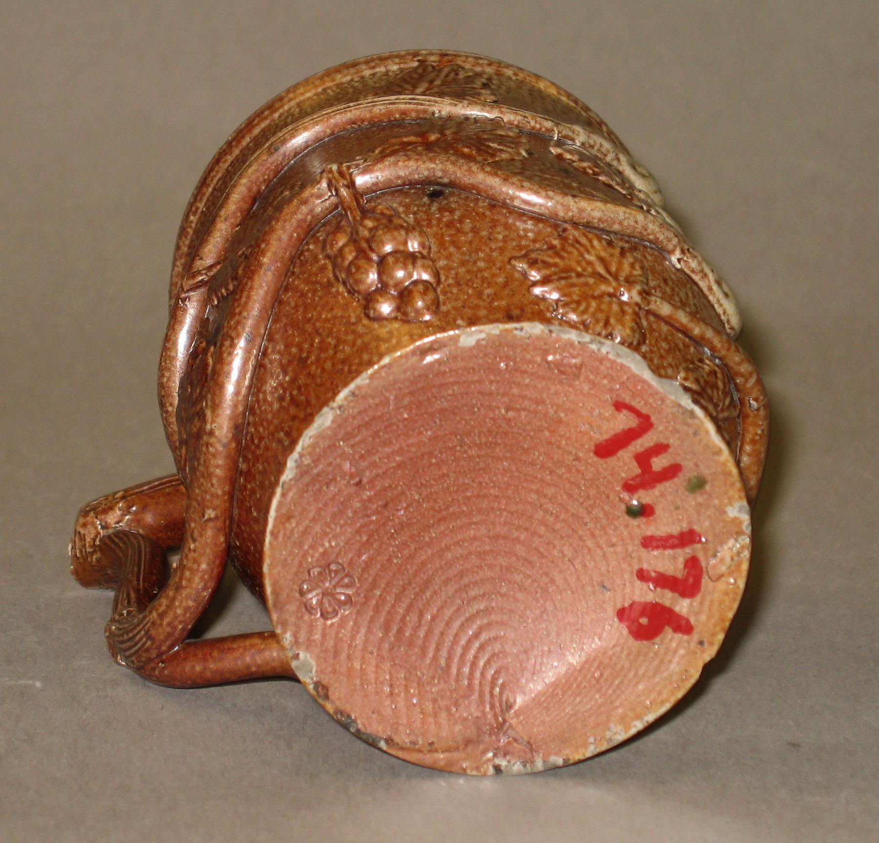 1974.0176 Stoneware mug (bottom)