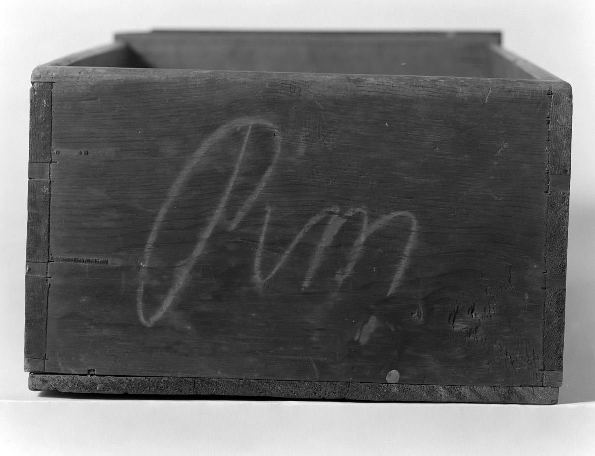 1957.1084 Chest of drawers, high chest (view 7)
