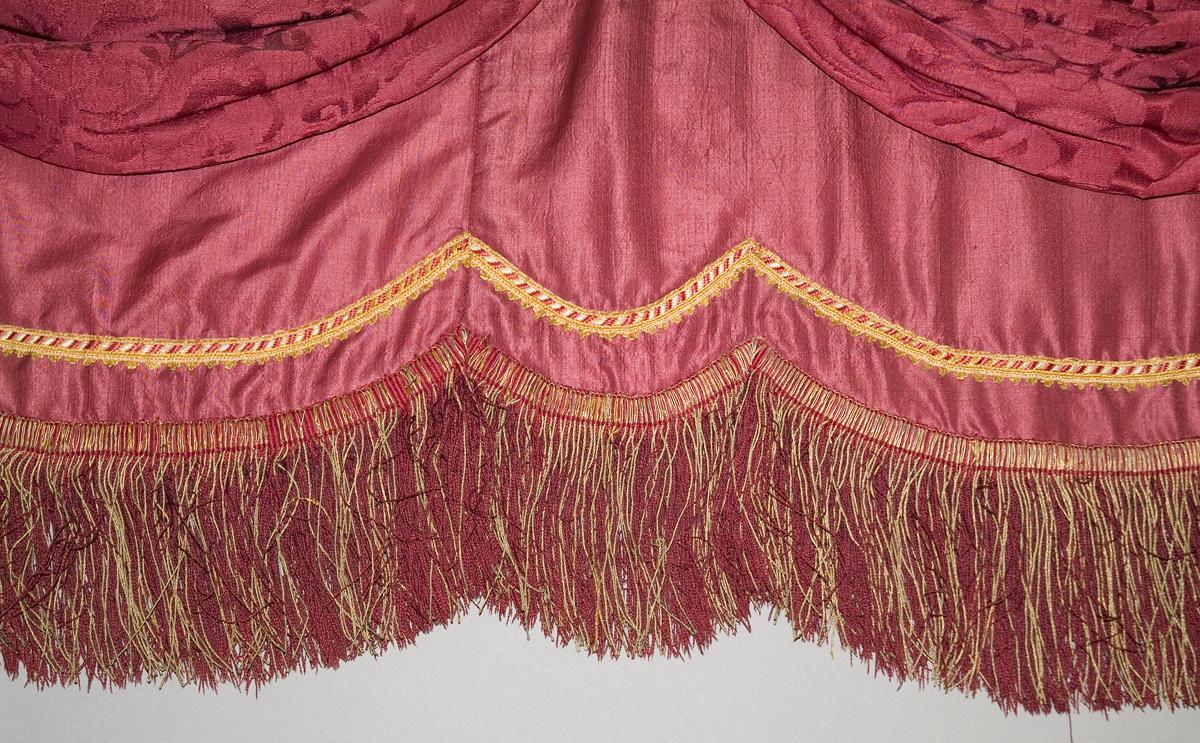 1957.1275  Window hanging, valance detail