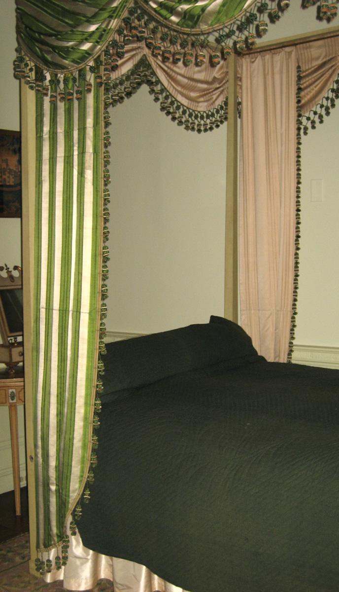 1957.1279.001 Bed hanging, curtain