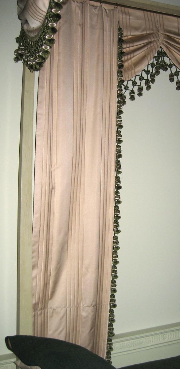 1957.1279.002 Bed hanging, curtain