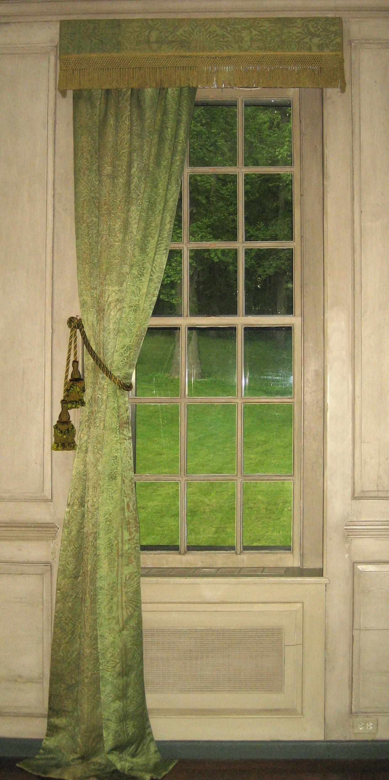 1957.1284.004 Window treatment