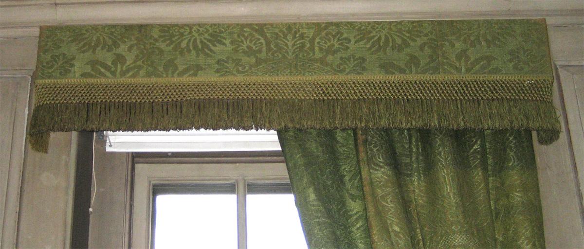 1957.1284.001 Valance