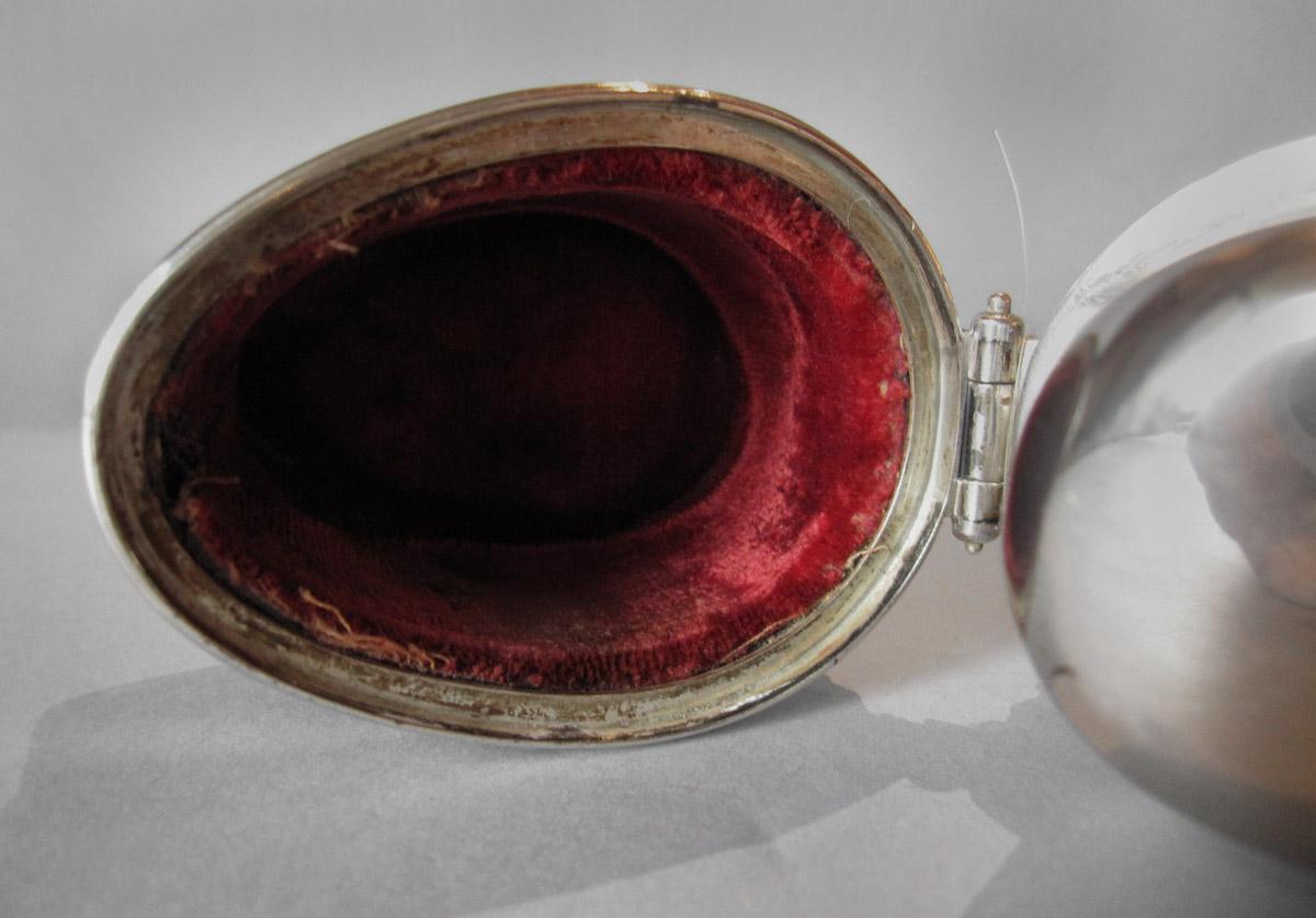 1975.0015 Case with bottle and cup, detail 3