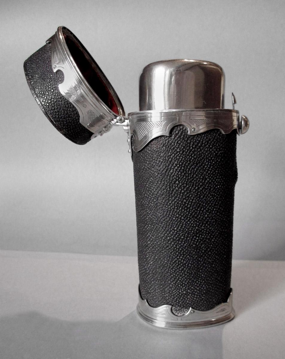 1975.0015 Case with bottle and cup