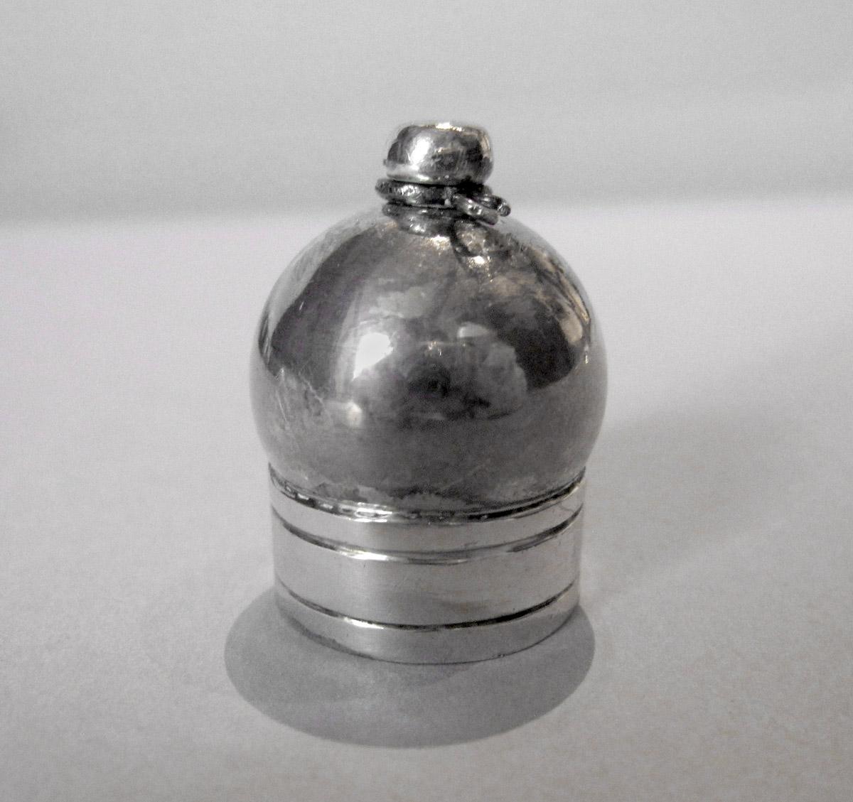 1975.0016 D Bottle cover