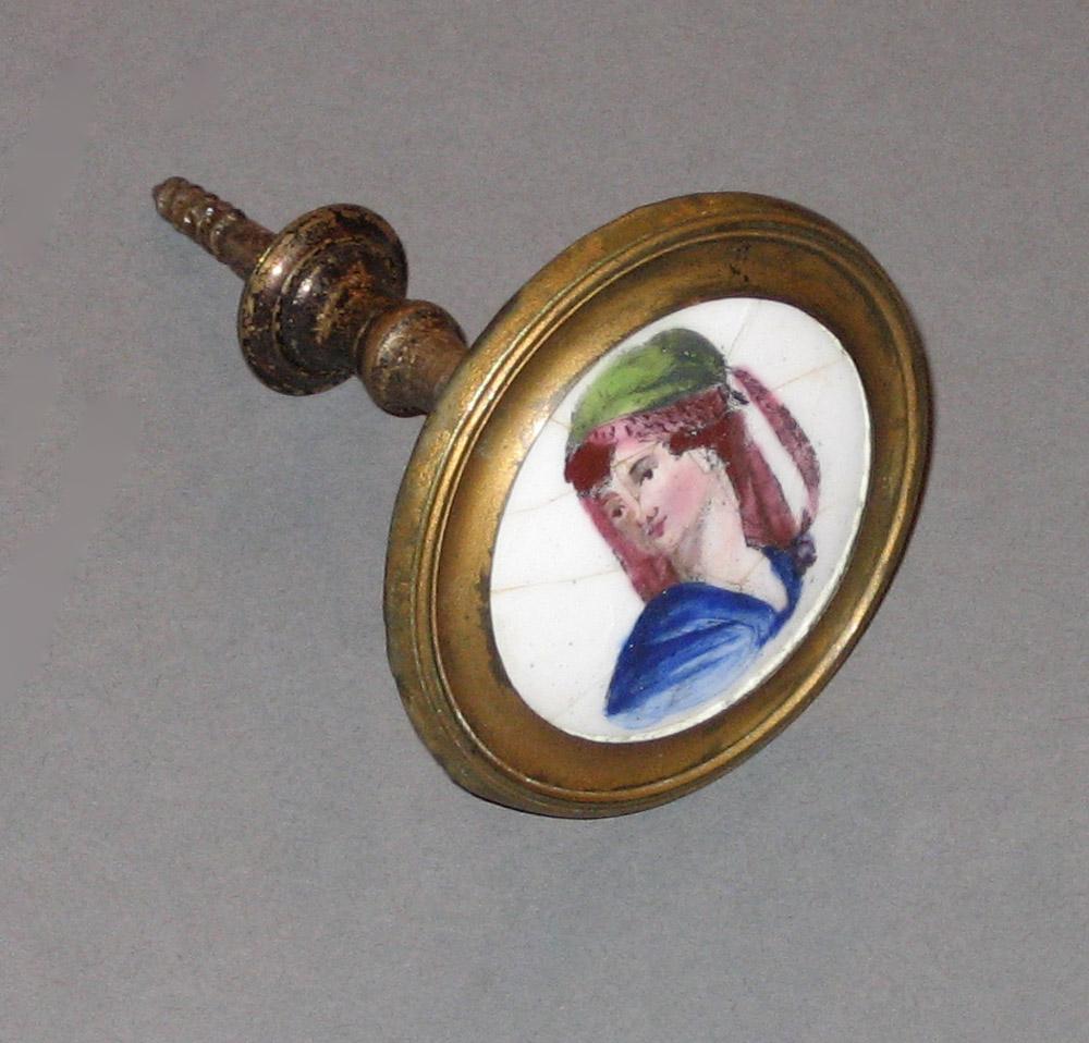 1975.0074.001 Cloak pin
