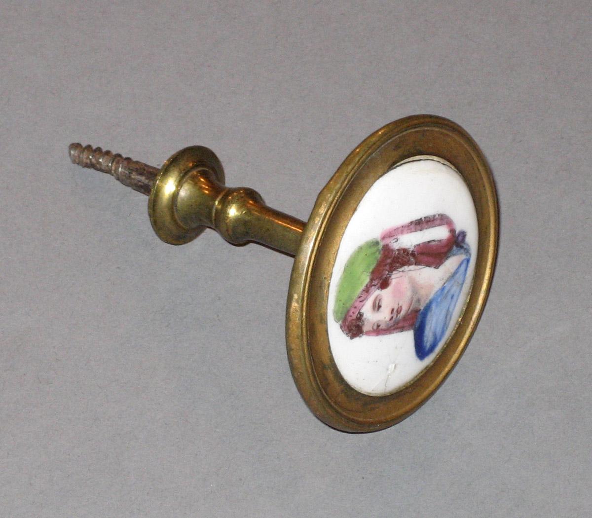 1975.0074.002 Cloak pin