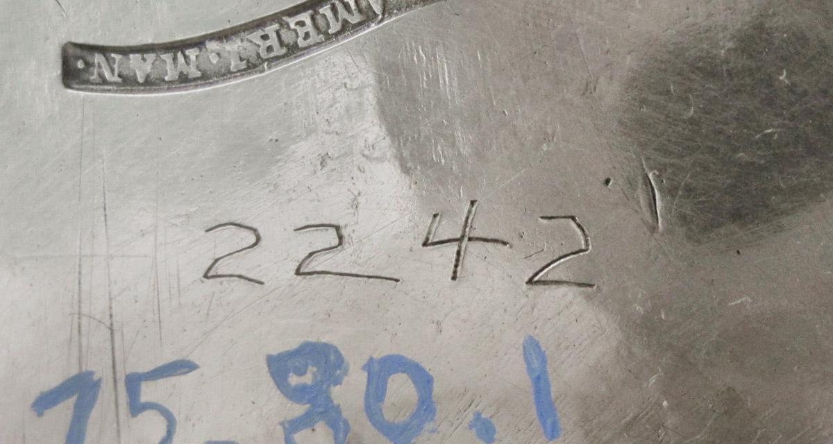 1975.0080.001 Coffee pot, inscription