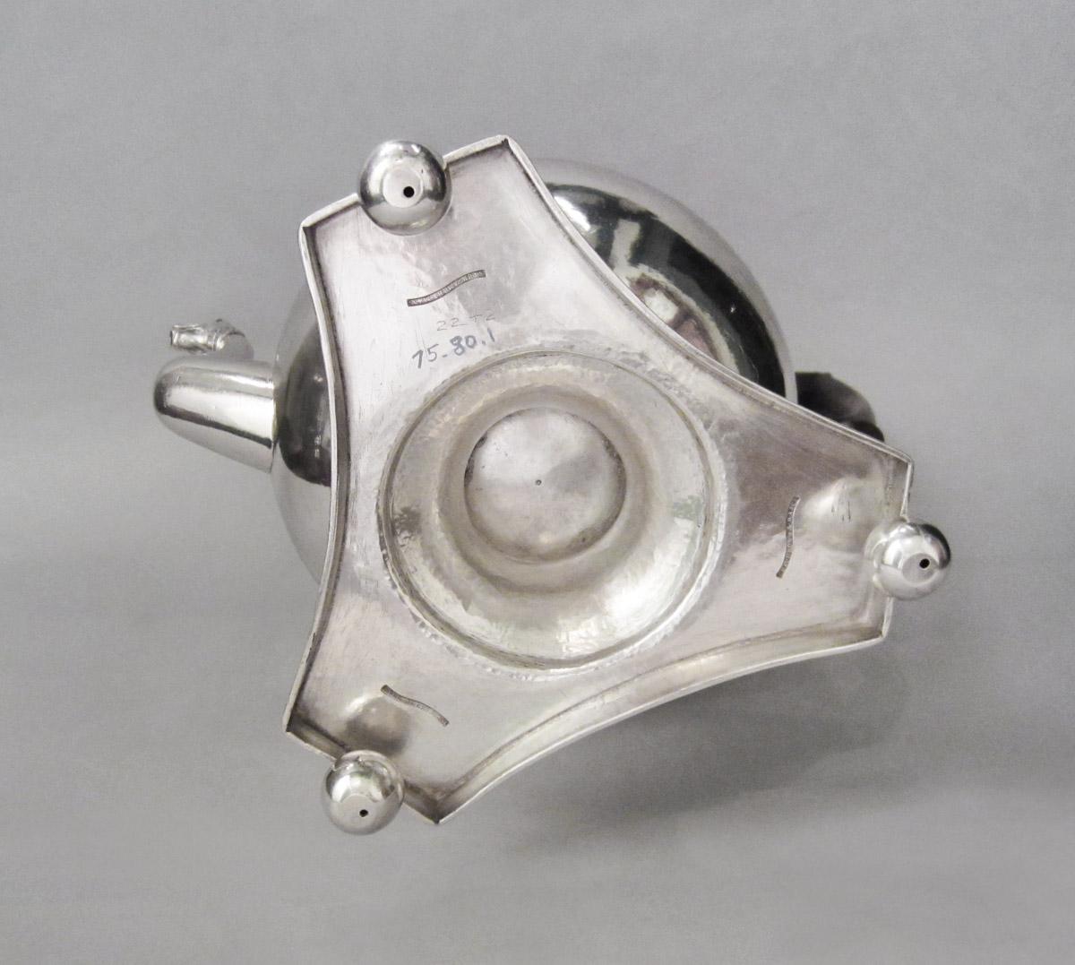 1975.0080.001 Coffee pot, underside