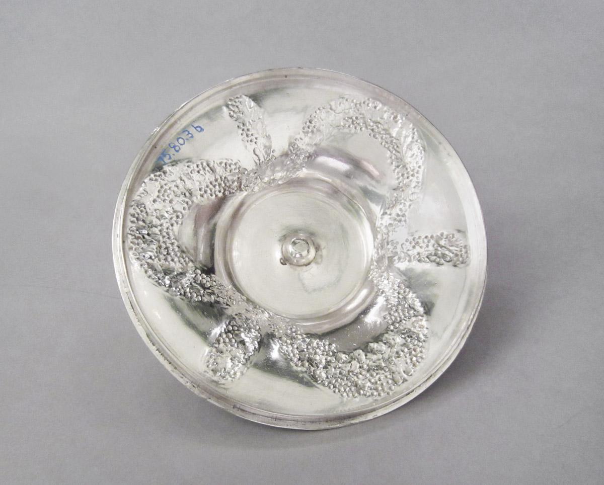 1975.0080.003 B Sugar bowl, lid, underside