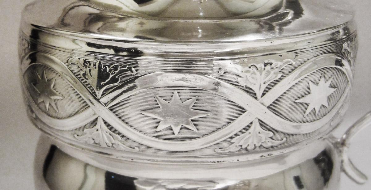 1975.0080.004 Cream pot, detail