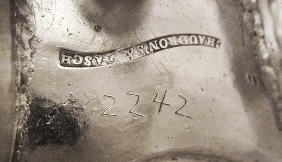 1975.0080.004 Cream pot, inscription